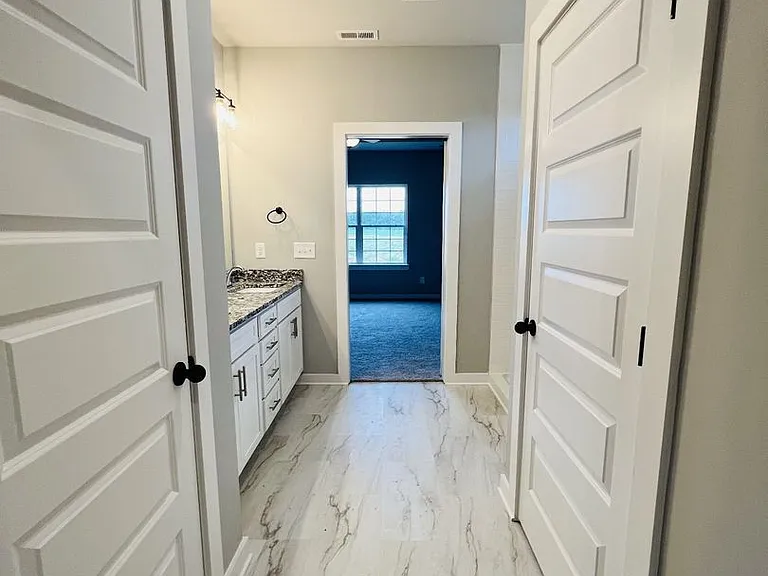 731 N Main St — Photo 11