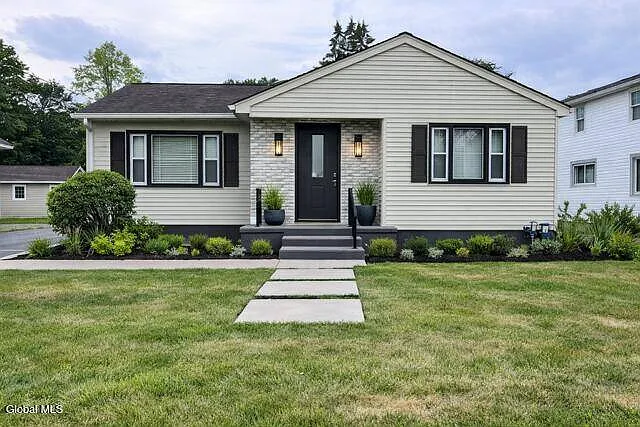 2 bed, 1.0 bath, 967 sqft, $1,950 — Photo 2