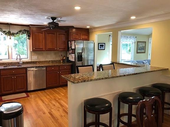 4th image of 98 Brewster Dr