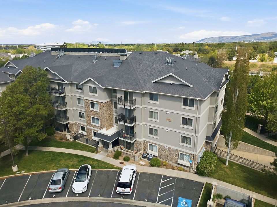 1st image of 1205 E Privet Dr #102