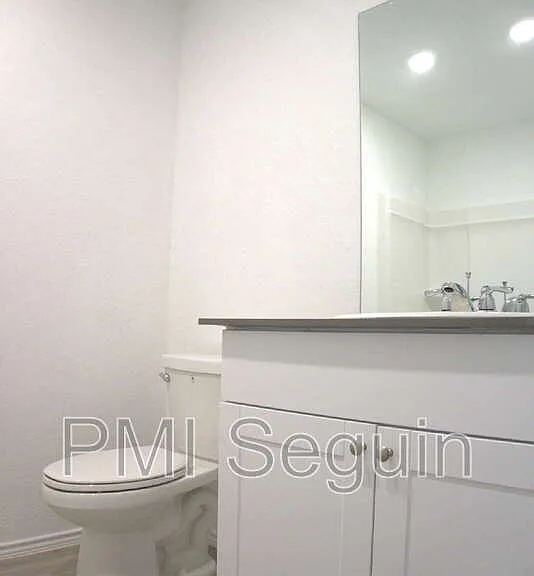 809 Riviera Ct — Photo 3