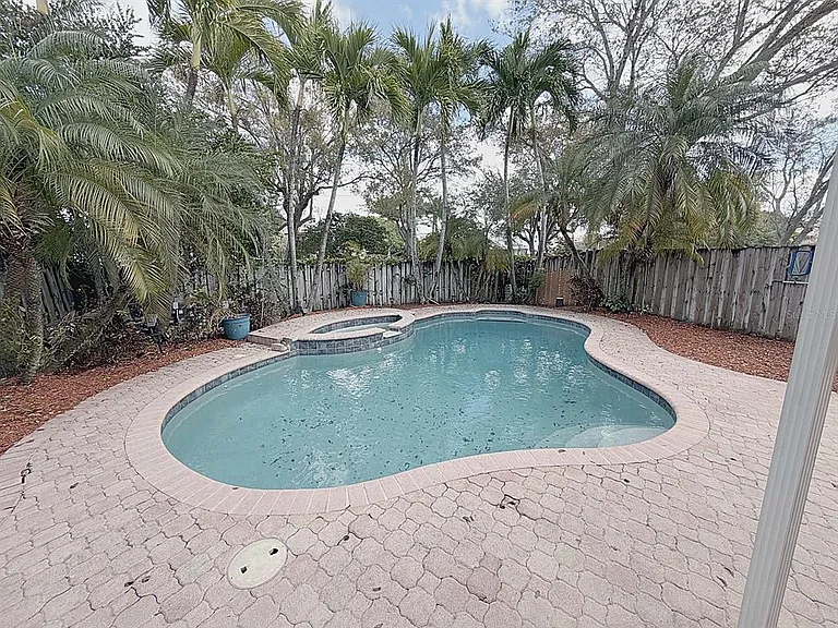 114 Danielle Ct — Photo 3