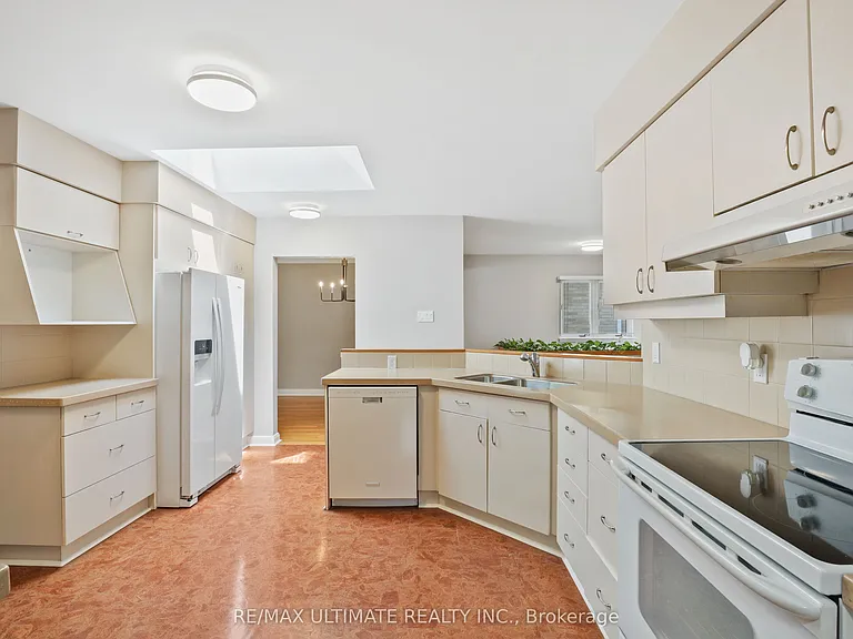 121 Elvaston Dr — Photo 8