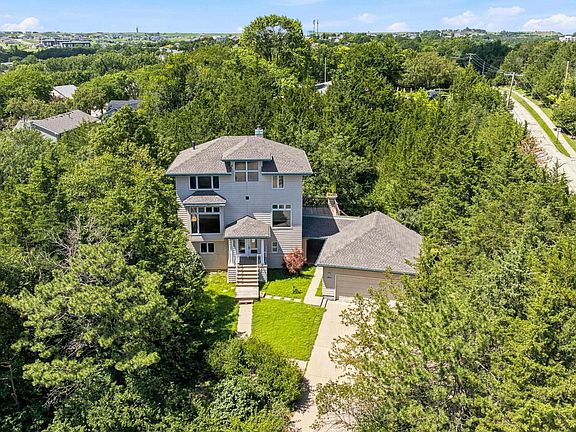 3rd image of 1900 Crescent Dr