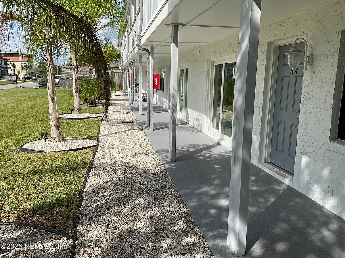 Building Photo - 318 Arricola Ave #101