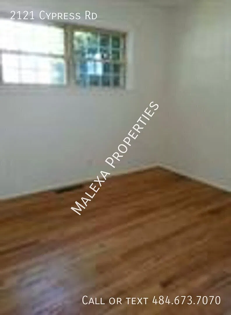 Single Family home w/off street parking, 3 bedrooms and 1.5 bathrooms — Photo 3