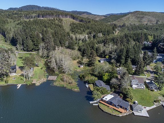 3rd image of 3739 NE Chetlo Pl