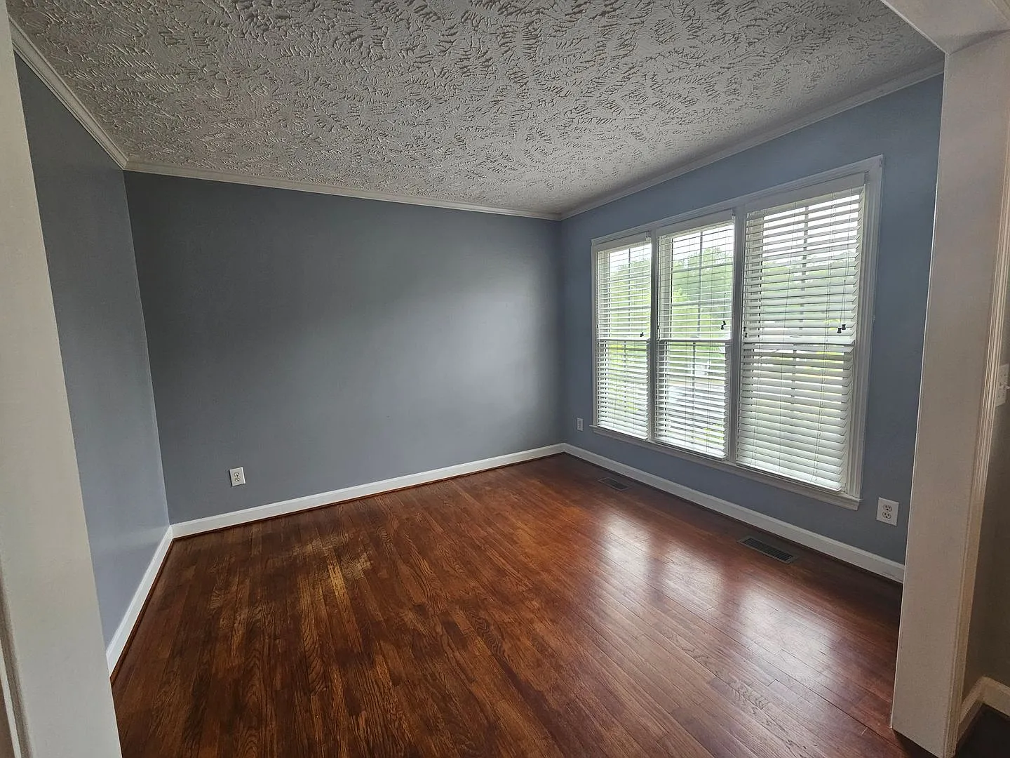 4 Bedroom, 2.5 Bath Home Located in the Established Neighborhood Kings Grant. — Photo 3