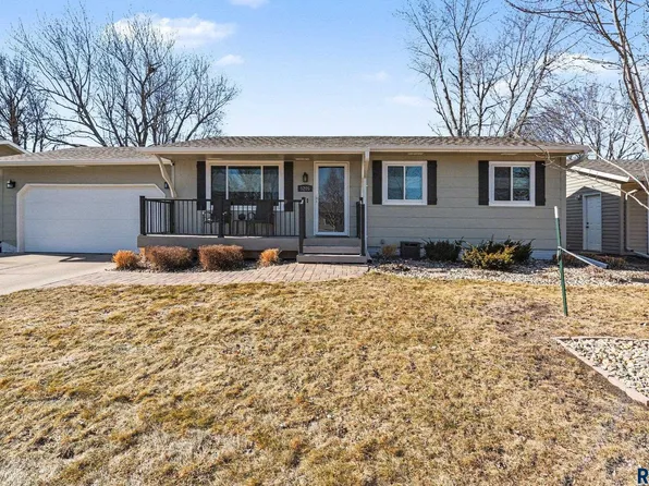 5205 S Danberry Dr, Sioux Falls, SD 57106