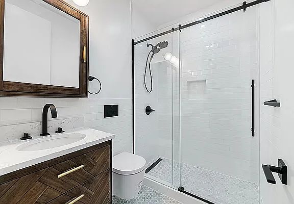 5th image of 218 E 9th St Unit 1