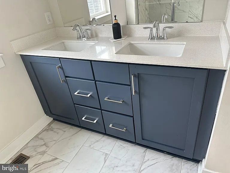 702 Peony Ln — Photo 6