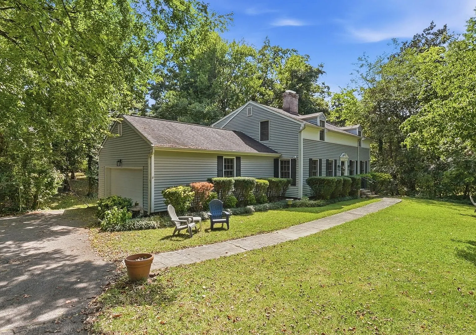 Classic Signal Mountain Home! — Photo 1