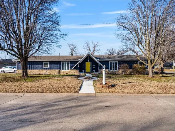 1202 W 9th St, Chanute, KS 66720