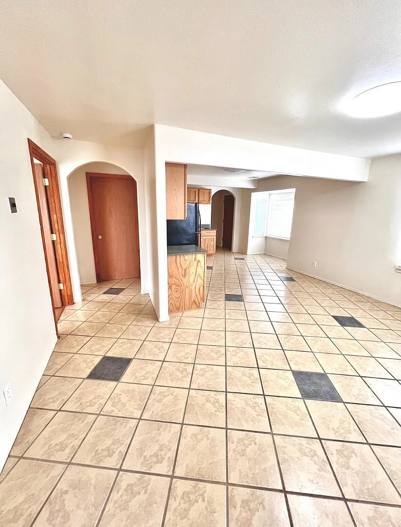4 bed, 2.0 bath, 1273 sqft, $1,900 — Photo 2