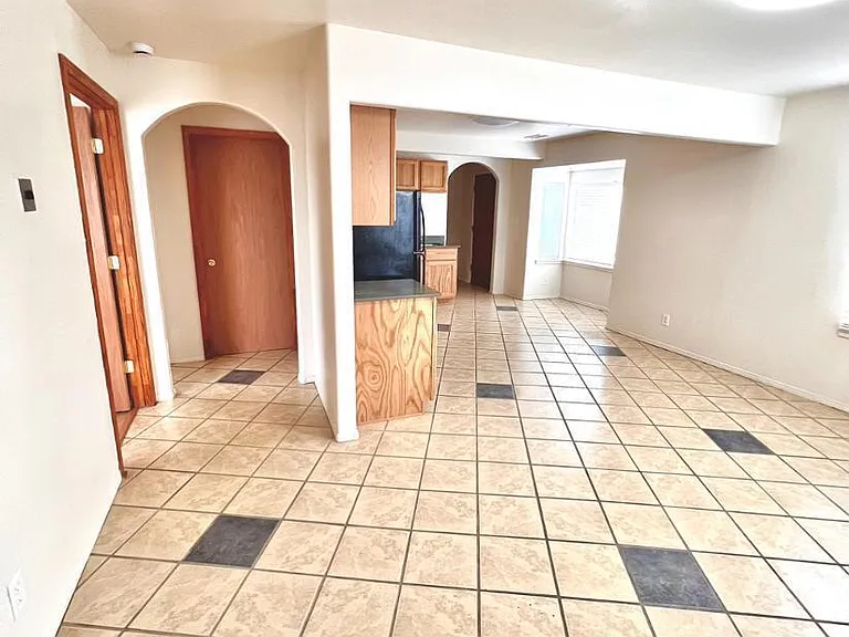 615 Candelaria Rd NW — Photo 2