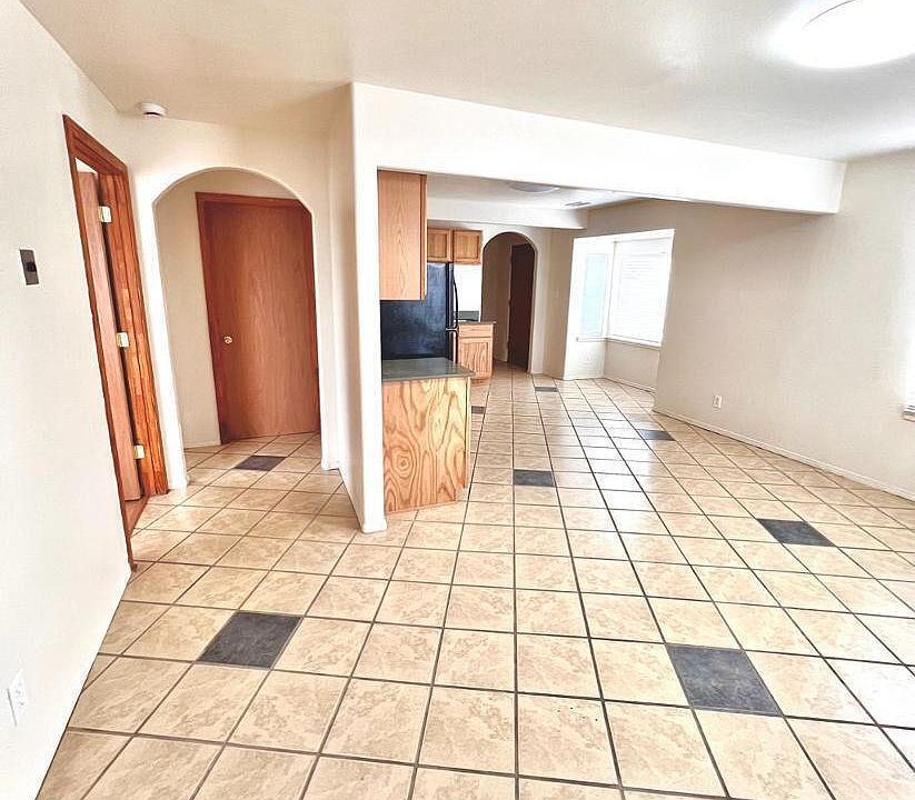 1st image of 615 Candelaria Rd NW