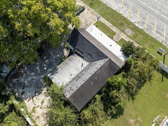 4th image of 106 Main St