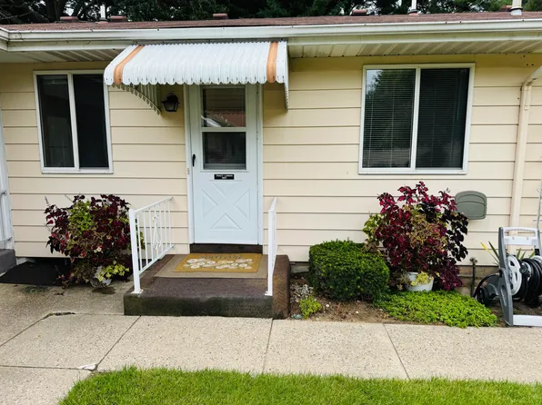 5831 Leisure South Dr SE, Kentwood, MI 49548