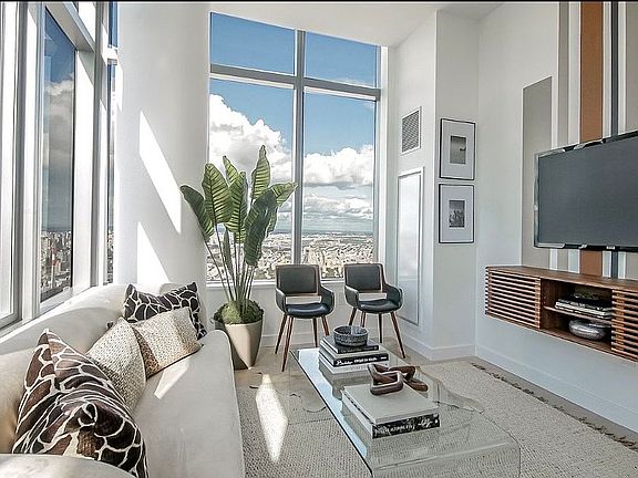3rd image of 3 Court Sq #Penthouse 402