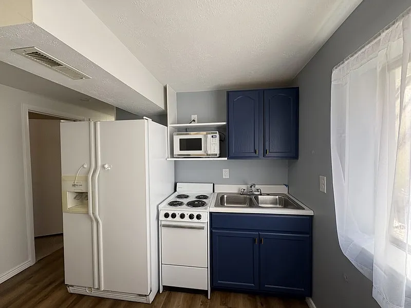 Newly Renovated Daylight Basement Apartment — Photo 3