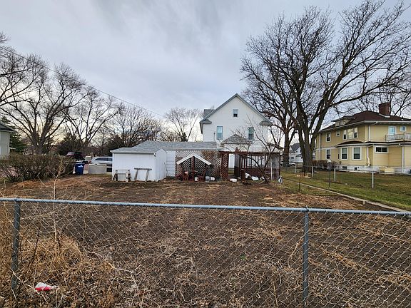 3rd image of 720 E 3rd Ave