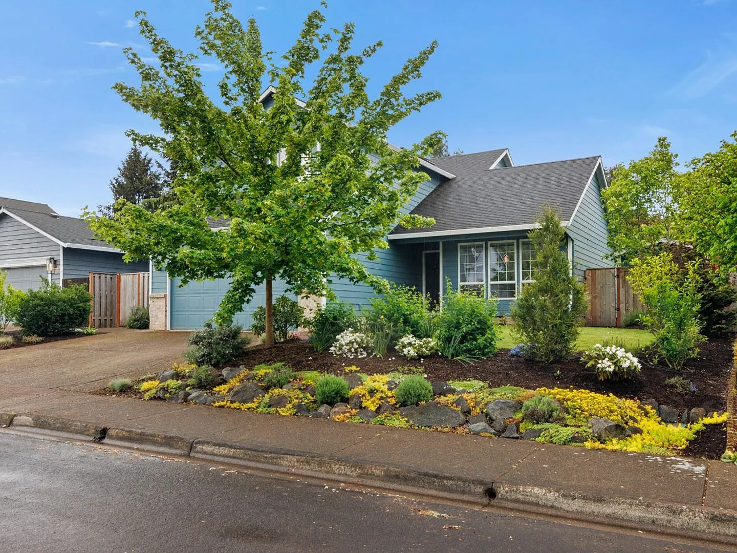 Beautiful Modern Home with Large Back Yard — Photo 4