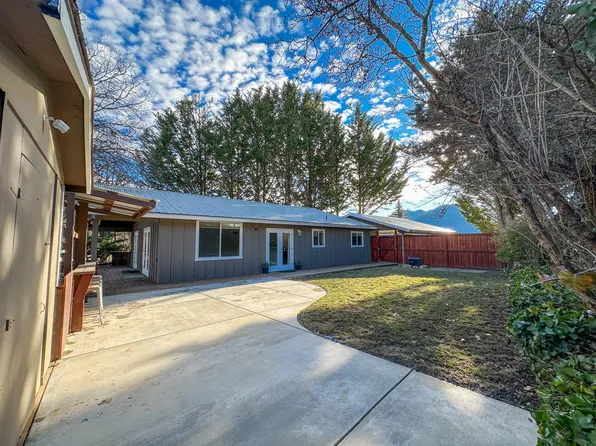435 Nugget Dr, Rogue River, OR 97537
