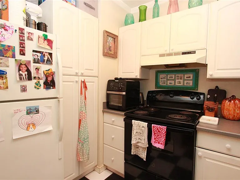 415 E Gore St — Photo 10