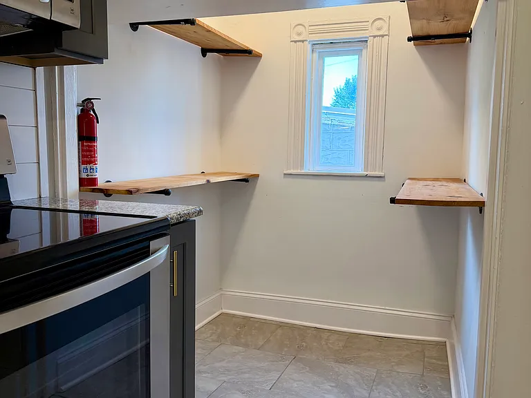 549 E Marion St — Photo 9
