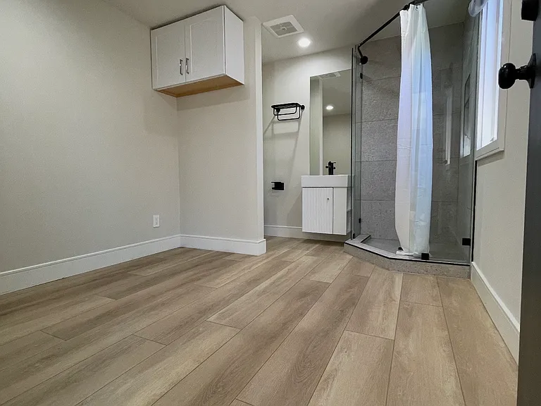 2525B Waverley St — Photo 11