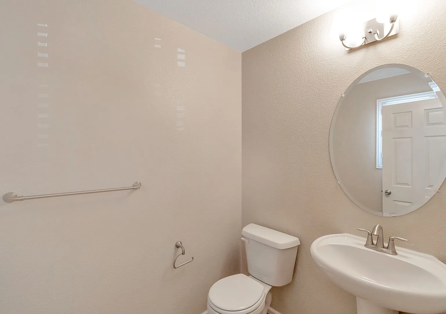Green Valley Ranch 3BR Gem | Walk-In Closet | Washer/Dryer | Reserved Parking — Photo 4
