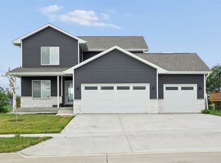 808 Crestview Dr, Solon, IA 52333