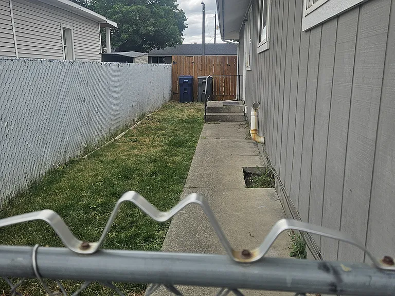 E Bridgeport Ave — Photo 14