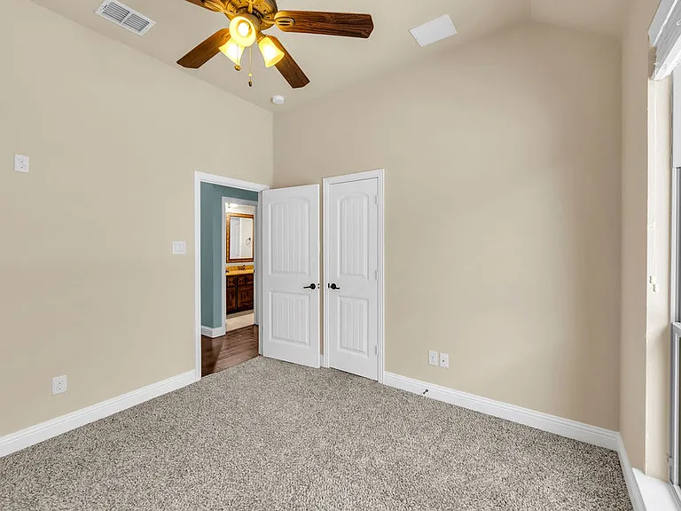 1721 Medina Ln — Photo 25