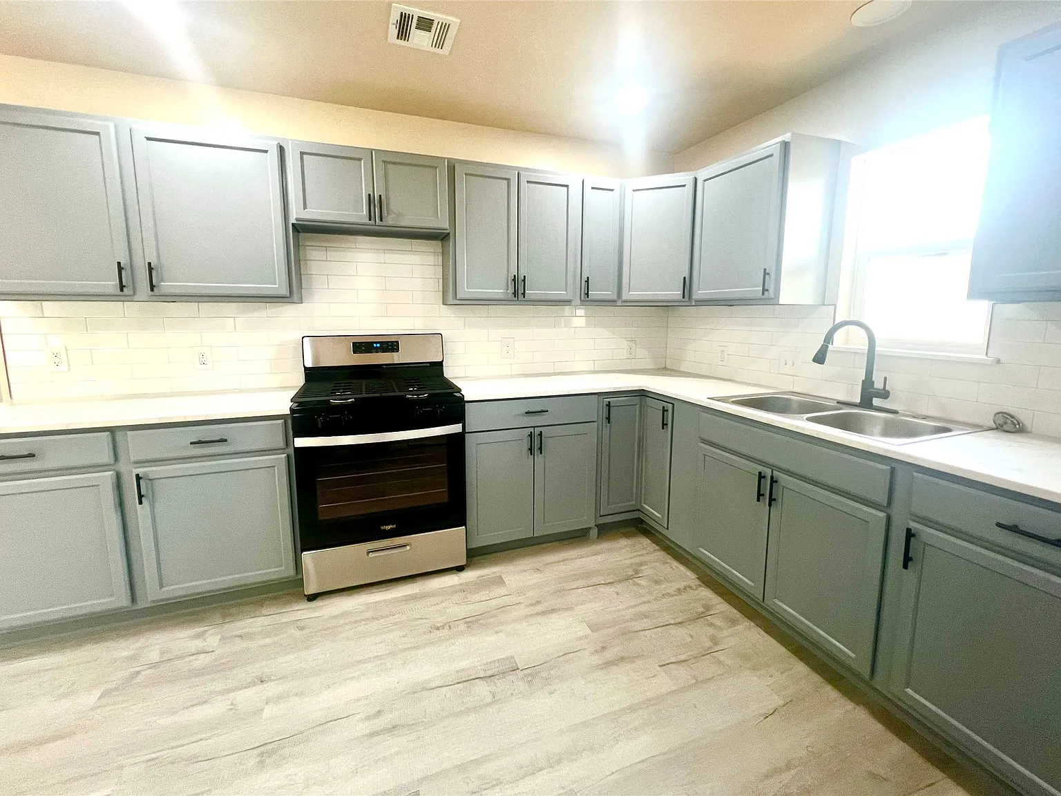 2 bed, 1.0 bath, 823 sqft, $1,200 — Photo 3