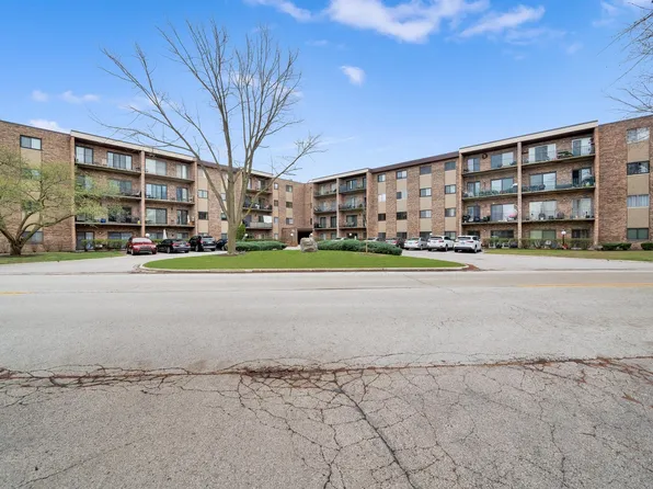 725 W Huntington Commons Rd APT 314, Mount Prospect, IL 60056