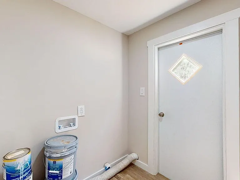 308 Queens Rd — Photo 14