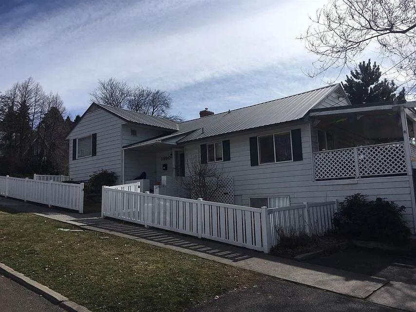 1990 Fremont St photo 1