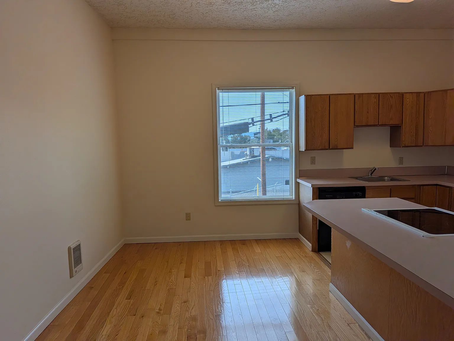 2 bed, 950 sqft, $1,995 — Photo 3