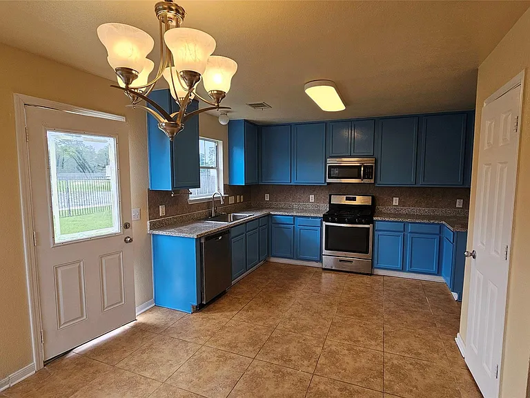 22135 Greengate Dr — Photo 2