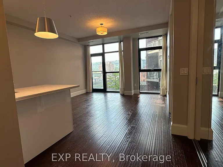 112 King St E #512 — Photo 2