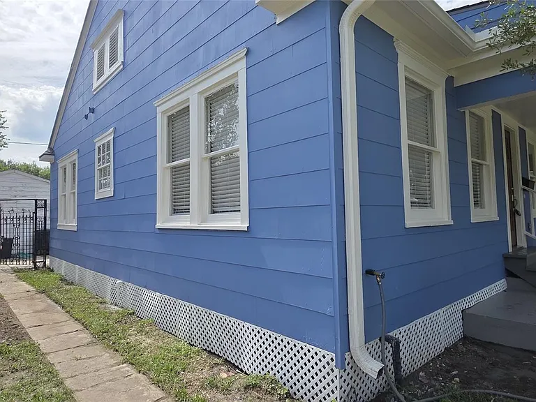 2827 Robertson St — Photo 4