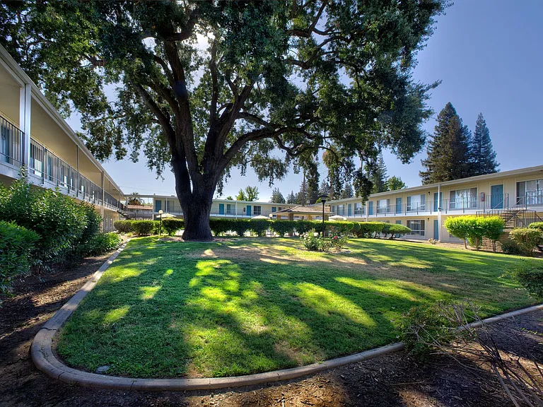 Fair Oaks Apartments — Photo 11