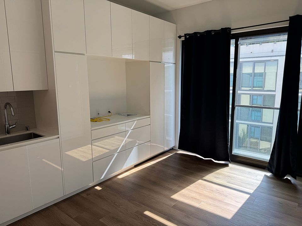 1st image of 987 Queen St #707