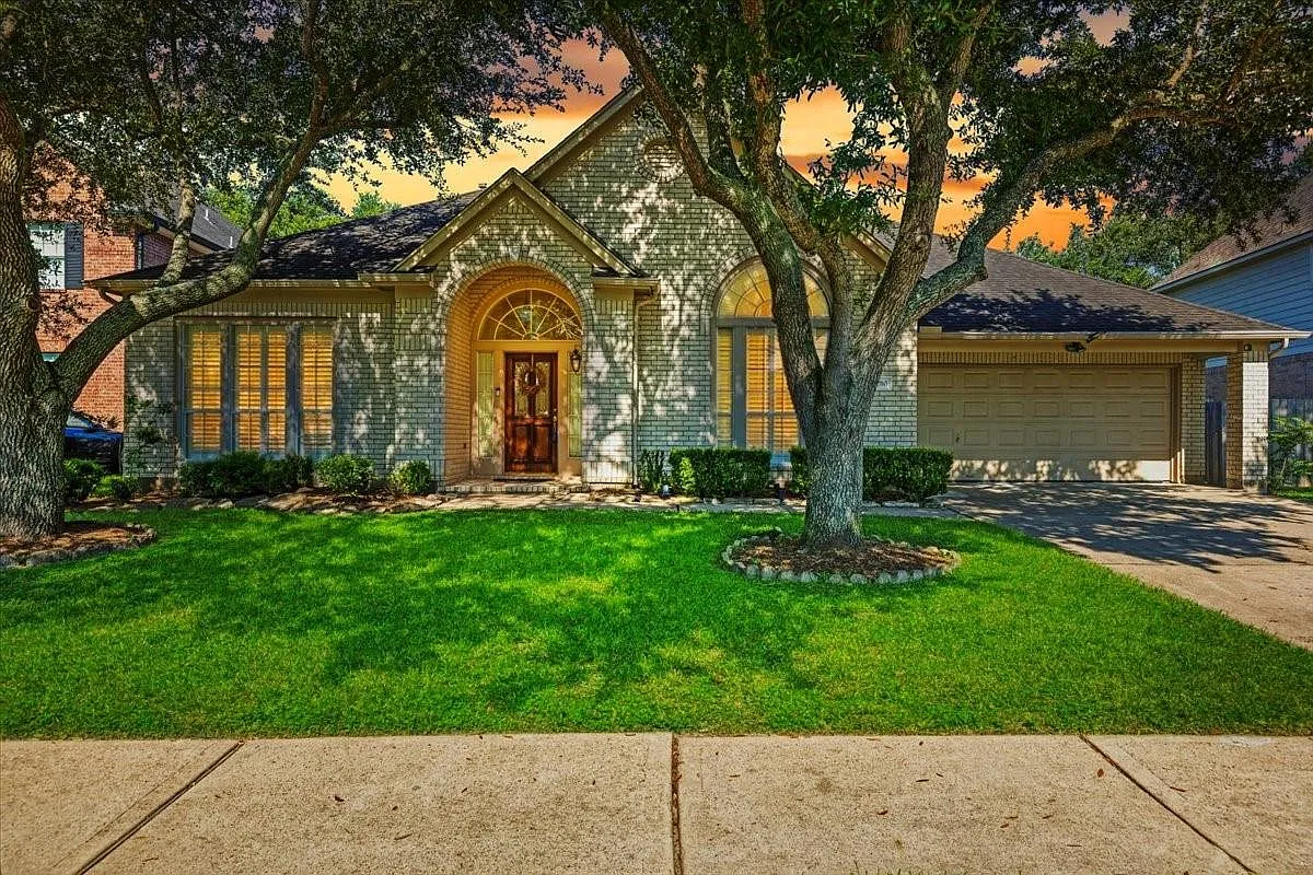 3 bed, 3.0 bath, 3239 sqft, $3,050 — Photo 1