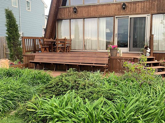 2nd image of 916 N Shore Dr