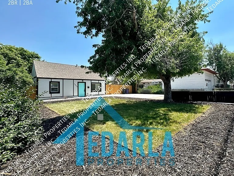1070 S Irving St — Photo 1