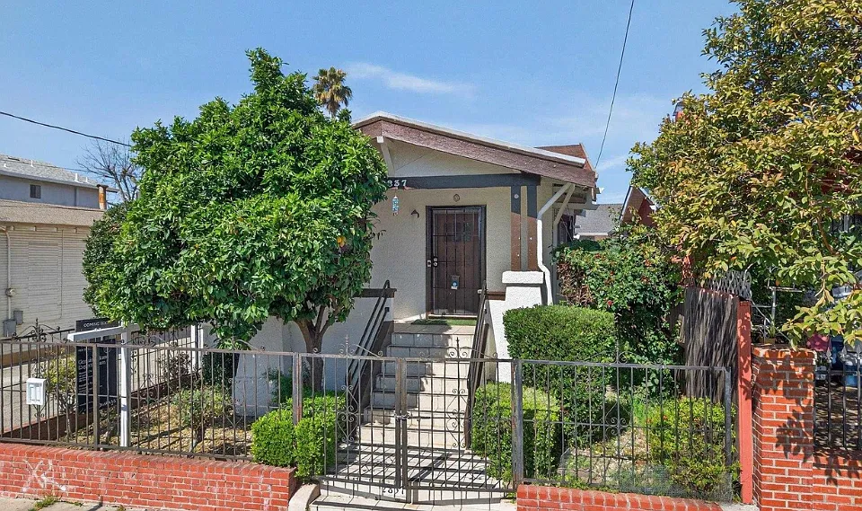 2837 Minna Ave