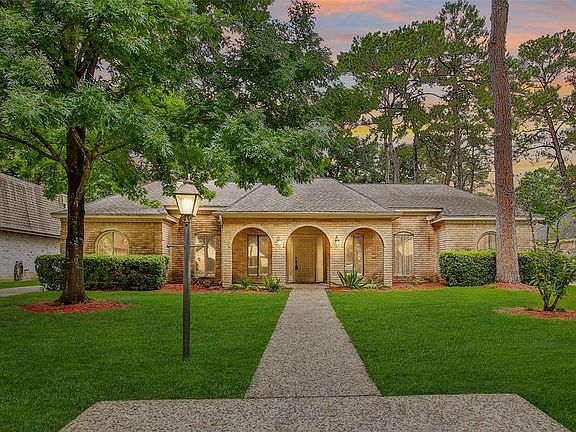 Welcome to 5426 Coral Ridge, in the Huntwick Forest subdivision!