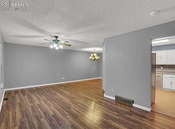 5th image of 230 Peck Ct
